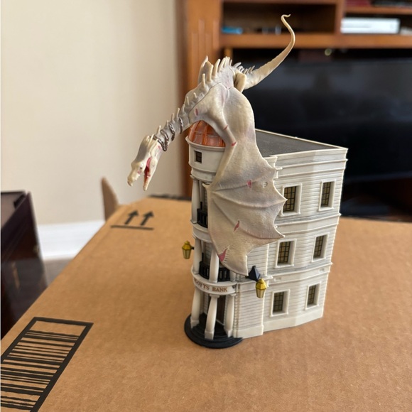 Hallmark Keepsake Gringotts Bank with Dragon Ornament 2017 - Picture 2 of 2
